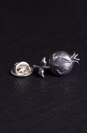 PIN GRANADA PLATA